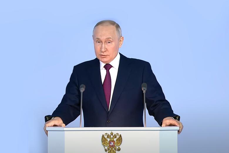 Президент РФ Владимир Путин во время выступления с ежегодным посланием Федеральному собранию РФ в Гостином Дворе