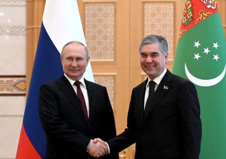 Путин подарил сабли экс-президенту Туркменистана по случаю его юбилея