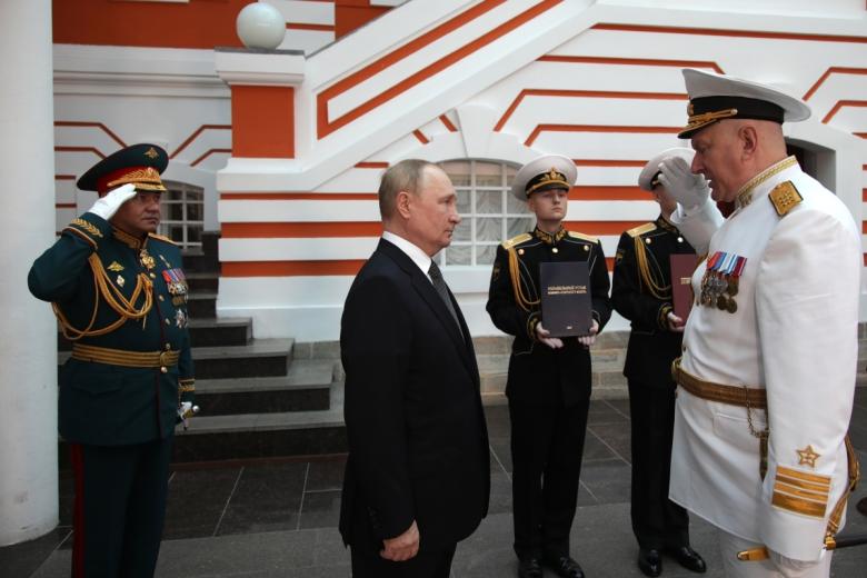 Президент РФ Владимир Путин на церемонии подписания Указа об утверждении Морской доктрины. Слева — министр обороны РФ Сергей Шойгу, справа — главнокомандующий ВМФ РФ адмирал Николай Евменов