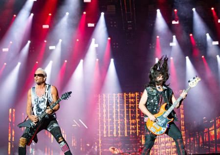 Scorpions спела в Москве на фоне флага России