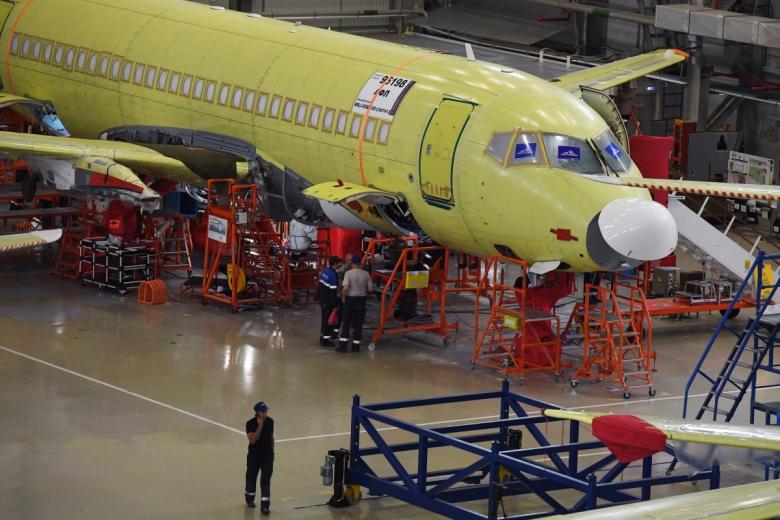 Самолет Sukhoi Superjet 100 в цехе окончательной сборки на заводе имени Гагарина в Комсомольске-на-Амуре