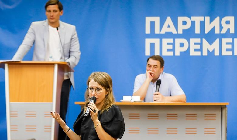 Дмитрий Гудков, телеведущая Ксения Собчак и председатель партии «Гражданская инициатива» Андрей Нечаев (слева направо)