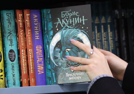 Граждане экстремисты. Запретят ли книги Быкова, Акунина и Глуховского