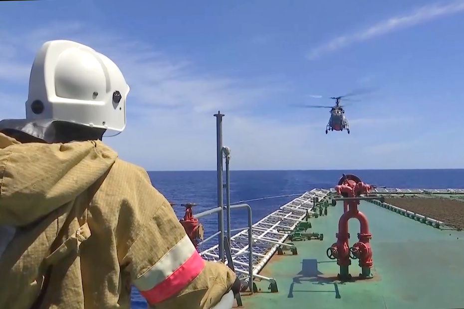 Посадка вертолёта на палубу корабля во время учений