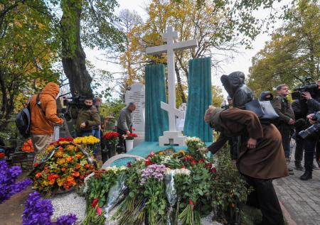 Памятник режиссёру Марку Захарову установили на Новодевичьем кладбище
