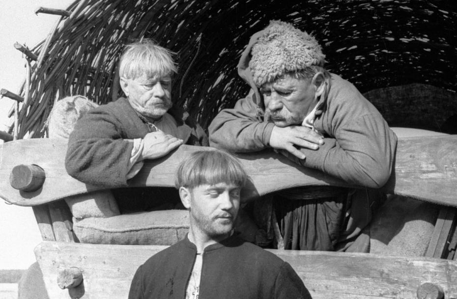 Артист Леонид Куравлёв (в центре) в роли Хомы Брута в фильме «Вий»