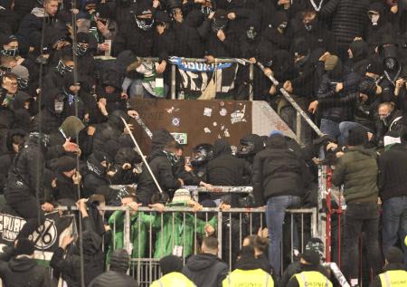 Футбольный матч в Гамбурге закончился массовыми беспорядками