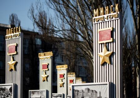 С аллеи городов-героев в Киеве демонтировали названия Москвы и Минска