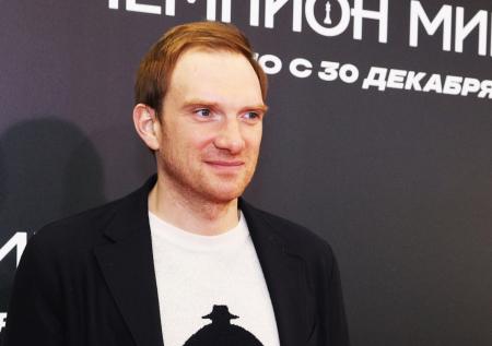 Звезда «Кухни» Бурковский вернулся в РФ: что делал в США, осуждал ли СВО