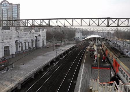 Голый мужчина напугал прохожих на железнодорожной станции в Москве