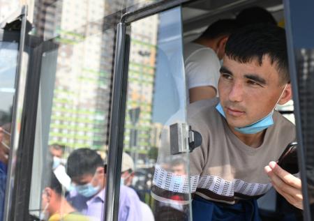 Кабмин захотел упростить ввоз трудовых мигрантов