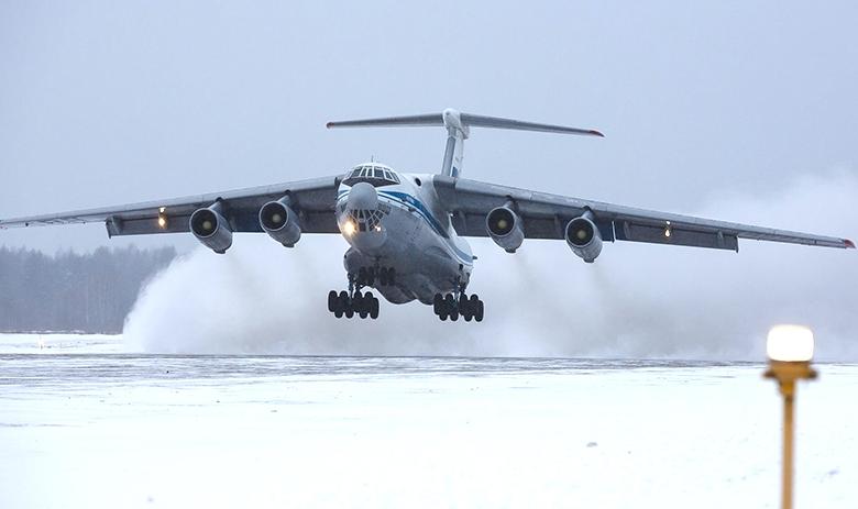 Военно-транспортная авиация ВКС России перебрасывает инженерное оборудование в Хабаровский край