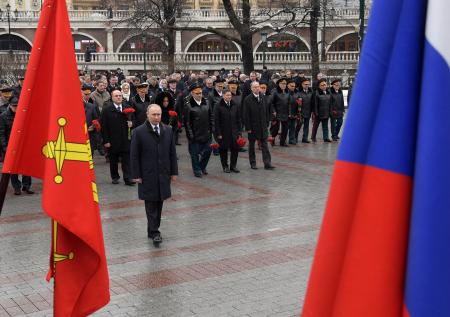 Путин почтил память павших воинов в День защитника Отечества