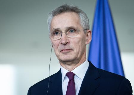 Бывшего генсека НАТО предложили отправить в окопы на Украине