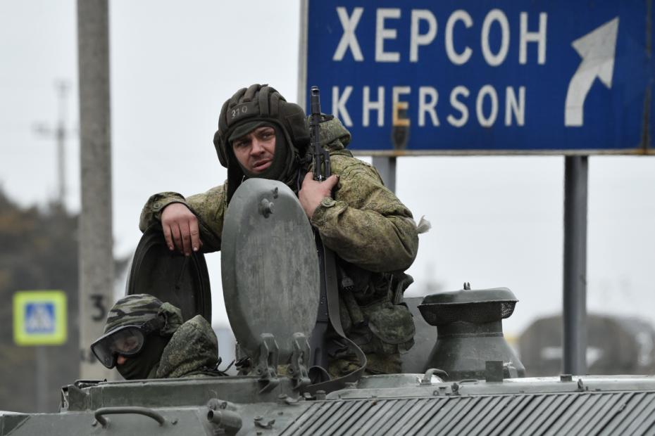 Российские военнослужащие в колонне военной техники