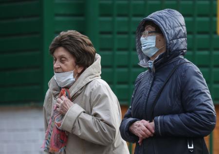 Непривитым пожилым петербуржцам ограничат доступ к бытовым услугам