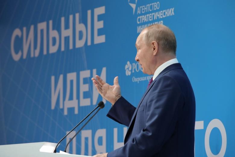 Президент РФ Владимир Путин выступает на пленарной сессии форума Агентства стратегических инициатив (АСИ) «Сильные идеи для нового времени»