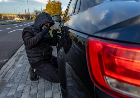 Автоэксперт перечислил признаки того, что машину хотят угнать