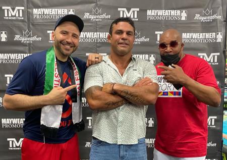 Легенда UFC хочет сразиться с Де Ла Хойей и Холлифилдом в боксе