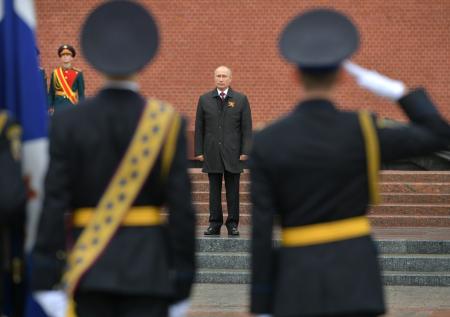 Путин принимает участие в смотре марша караулов Президентского полка