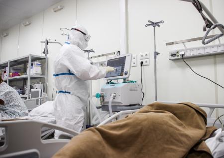Инфекционист: COVID-19 вряд ли станет обычной ОРВИ