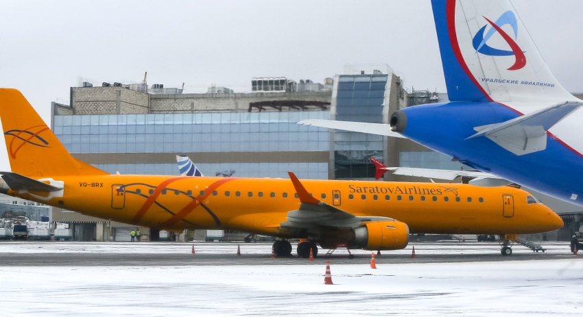 Самолет Embraer-195 компании «Саратовские авиалинии»