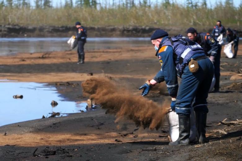 Сотрудники МЧС РФ во время ликвидации последствий розлива нефтепродуктов из резервуара ТЭЦ-3 под Норильском