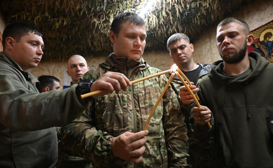 Военнослужащие ВС РФ на пасхальном молебне в блиндажном храме в Запорожской области