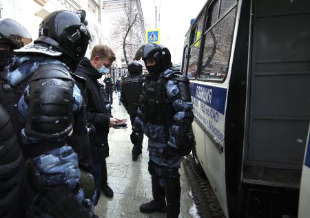 На несанкционированных акциях протеста задержаны около 500 человек