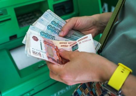 Названы регионы — лидеры по работникам с высокой зарплатой
