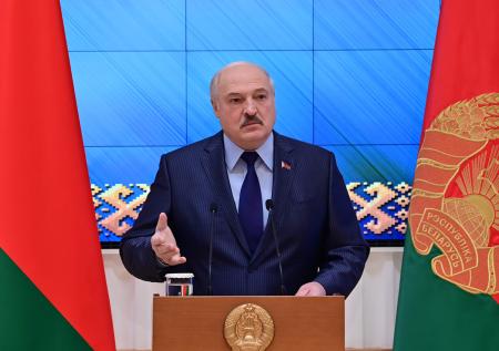 Лукашенко заявил, что биологическое и кибероружие гораздо опаснее ядерного