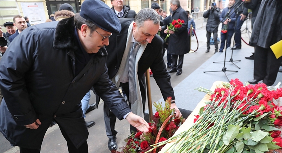 Генерал-полковник Михаил Кийко и генерал-майор Владислав Гасумянов возлагают цветы