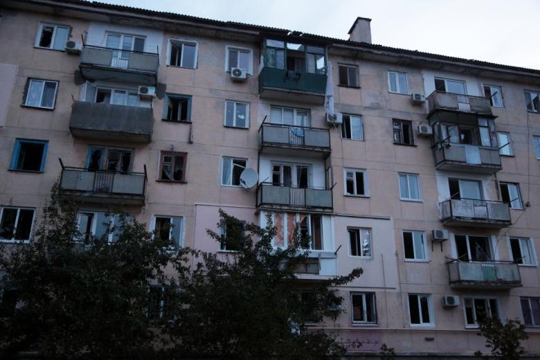 Выбитые взрывной волной стекла в окнах жилого дома в поселке Новофедоровка