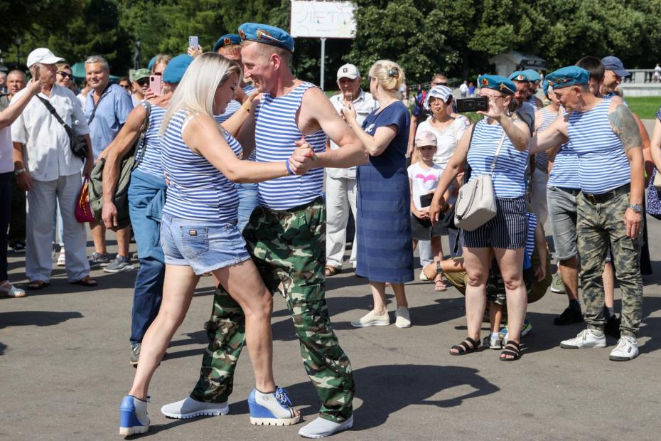 Празднование Дня Воздушно-десантных войск в парке Горького в Москве