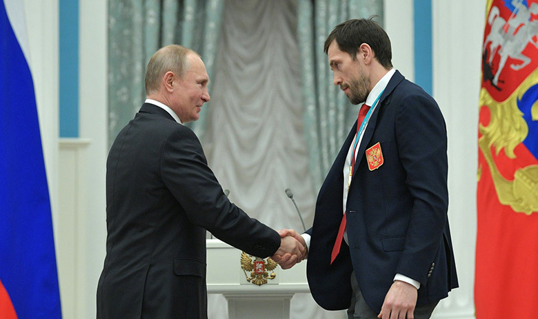 Президент РФ Владимир Путин (слева) с олимпийским чемпионом по хоккею Павлом Дацюком (справа)