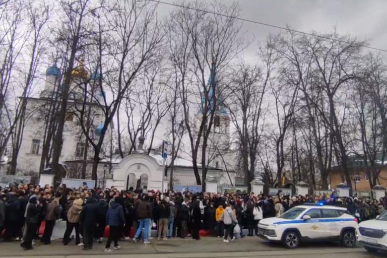 Очередь из желающих проститься с рэпером Пашей Техником