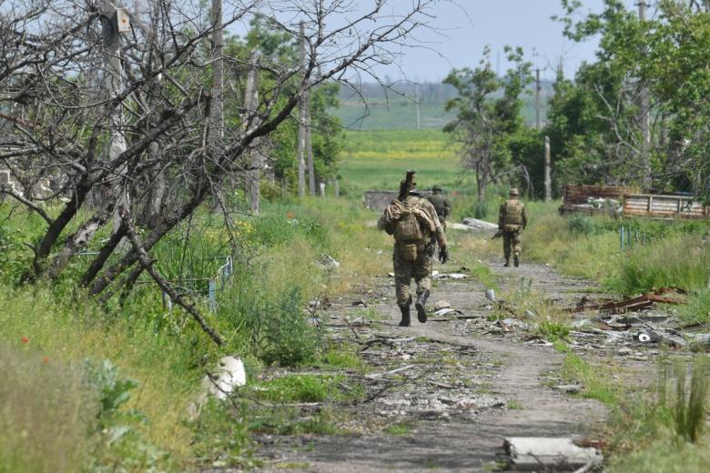 Российские военнослужащие в селе у линии соприкосновения на Артемовском направлении