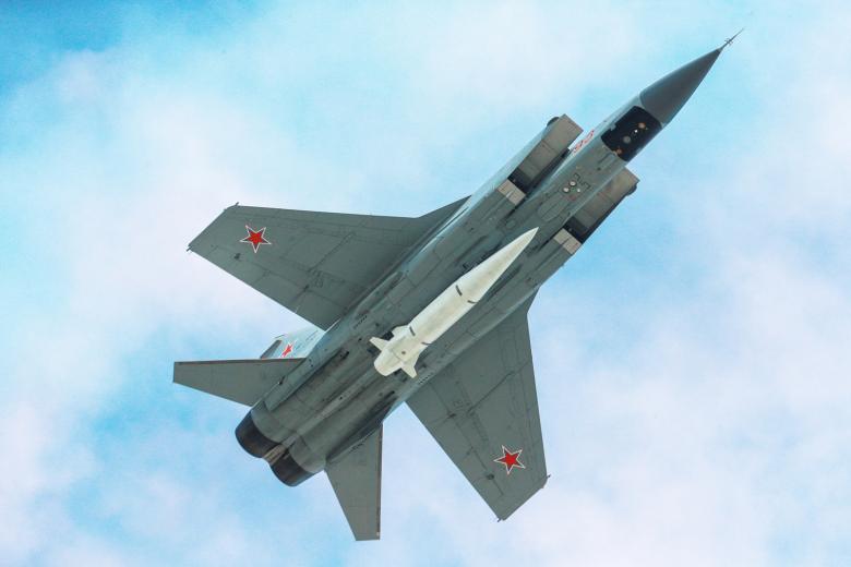 Истребитель МиГ-31К с гиперзвуковыми ракетами «Кинжал»