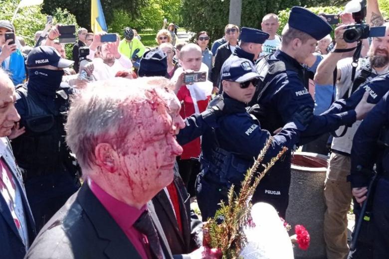 Чрезвычайный и полномочный посол РФ в Польше Сергей Андреев на кладбище советских воинов в Варшаве. Посла России в Польше Сергея Андреева облили красной краской, когда он хотел возложить венок на мемориальном кладбище