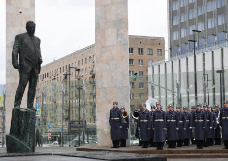 Путин открыл памятник Примакову в Москве