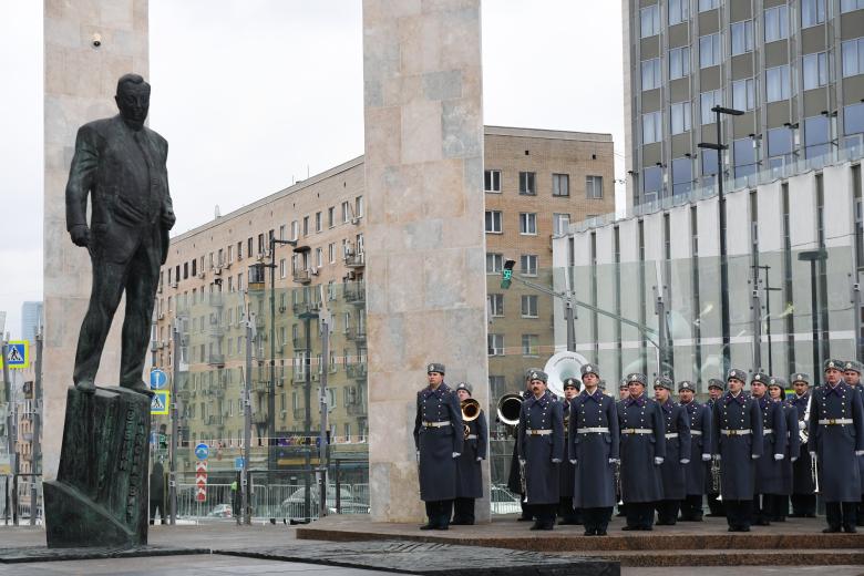 Церемония открытия памятника государственному деятелю, политику Евгению Примакову в сквере напротив здания Министерства иностранных дел РФ в Москве. 29 октября исполняется 90 лет со дня рождения Е. Примакова