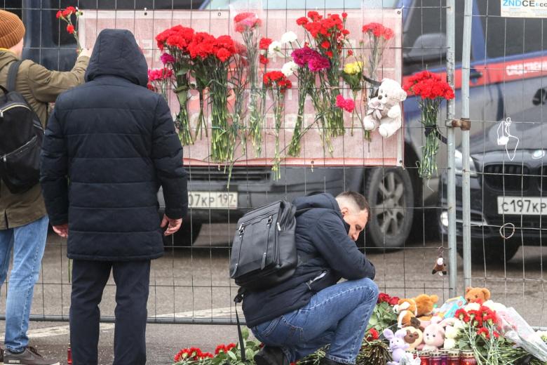 Стихийный мемориал у «Крокус Сити Холла» в Красногорске