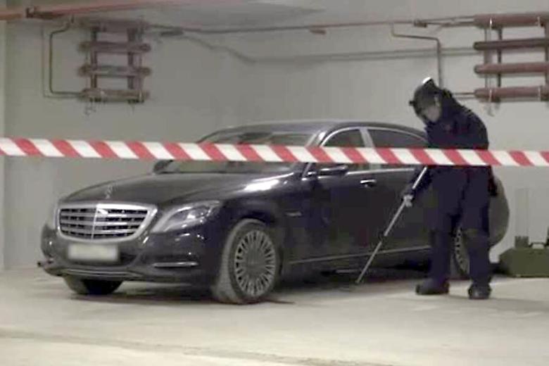 Сапер разминирует автомобиль председателя совета директоров группы компаний «Царьград» Константина Малофеева