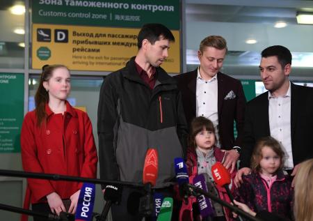 Россиянин Лисов прилетел с детьми из Варшавы в Москву