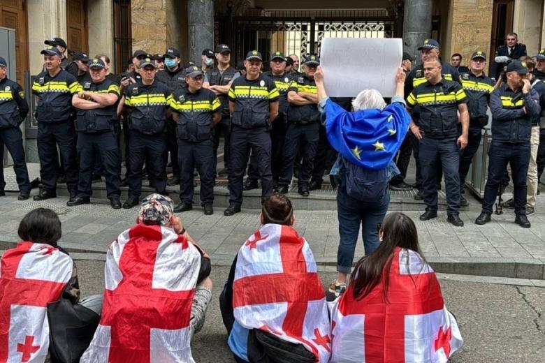 Акция протеста противников закона об иноагентах в Тбилиси