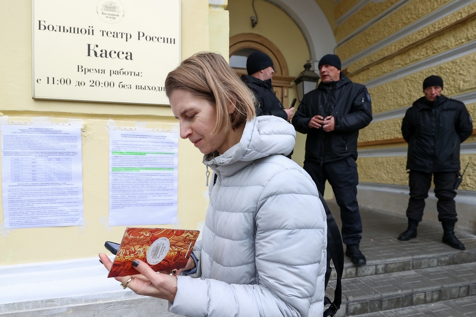 Женщина после покупки билетов в кассе Большого театра в день начала предварительной продажи билетов на представления балета «Щелкунчик»