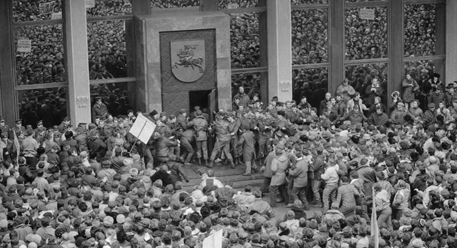 Толпа из митингующих во время штурма здания Верховного Совета Литвы, 1991 год