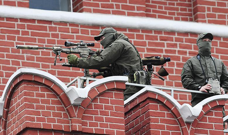 Снайперы на стене Московского Кремля перед началом генеральной репетиции военного парада на Красной площади