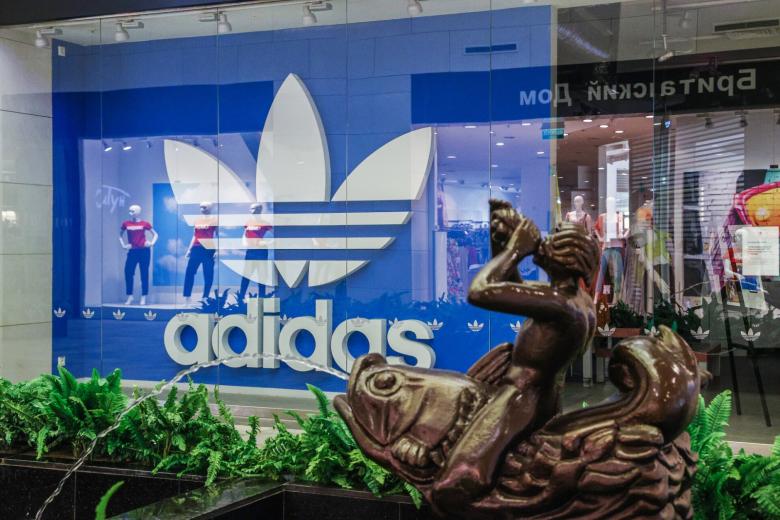 Закрытый спортивный магазин Adidas в торговом центре «Вегас»