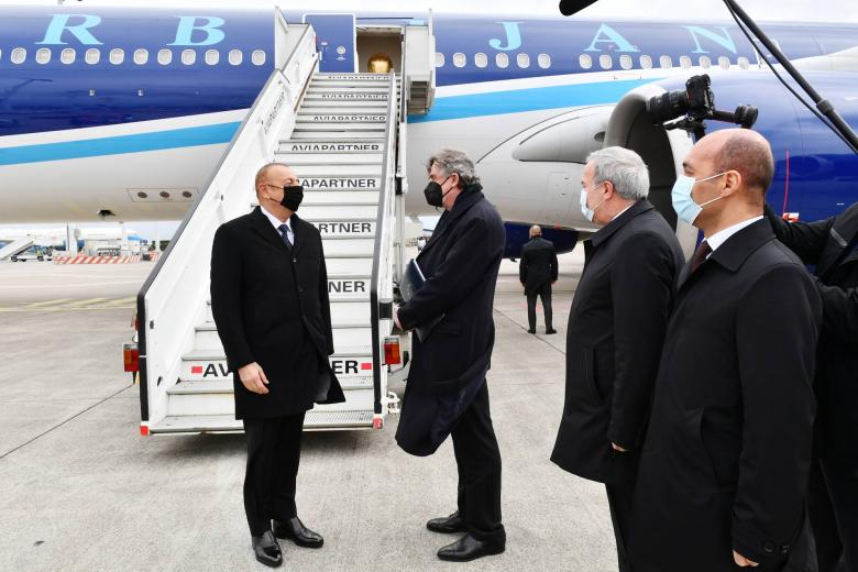 Президент Азербайджанской Республики Ильхам Алиев по приглашению президента Совета Европейского союза Шарля Мишеля прибыл с рабочим визитом в столицу Королевства Бельгия Брюссель